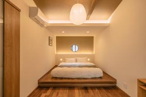 京都谷町君 星屋 東山望月居的房间里有一张床的卧室