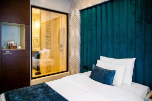 Postel nebo postele na pokoji v ubytování CRYSTAL Hotel Belgrade