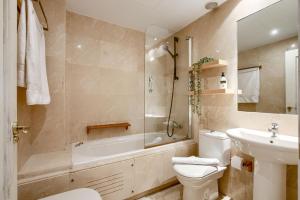 A bathroom at Apartamento en Chamberí con piscina - Lovely apartment in the City Center with swimming pool Még 16 kép