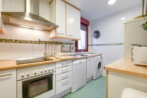 A kitchen or kitchenette at Apartamento en Chamberí con piscina - Lovely apartment in the City Center with swimming pool