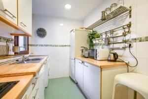 cocina con fregadero y nevera en Apartamento en Chamberí con piscina - Lovely apartment in the City Center with swimming pool, en Madrid