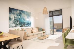 - un salon avec un canapé et une table dans l'établissement Chita Ella sun, à Eilat
