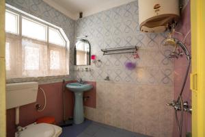 y baño con aseo y lavamanos. en Zostel Srinagar, en Srinagar