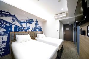- 2 lits dans une chambre ornée d'une fresque murale représentant la tour Eiffel dans l'établissement Travelodge Sapporo Susukino, à Sapporo