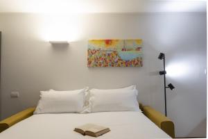 um quarto com uma cama com um quadro na parede em Superba Studio by Wonderful Italy em Gênova