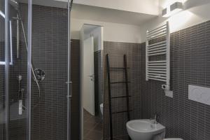 uma casa de banho com um WC, um lavatório e um chuveiro em Superba Studio by Wonderful Italy em Gênova