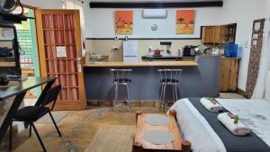 Zimmer mit einem Bett und einer Küche mit einer Theke in der Unterkunft Aberdeen Self Catering in Aberdeen