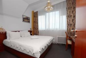 une chambre d'hôtel avec un lit et une fenêtre dans l'établissement Apart-hotel Integra, à Banja Luka