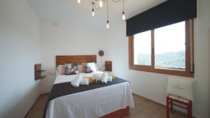 sypialnia z łóżkiem z dwoma pluszakami w obiekcie Refugio Lux, Piscina Privada & Aircon w mieście Terra Brava