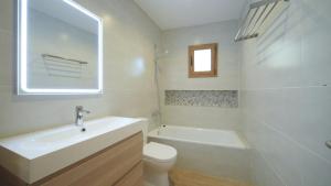 łazienka z umywalką, toaletą i wanną w obiekcie Refugio Lux, Piscina Privada & Aircon w mieście Terra Brava