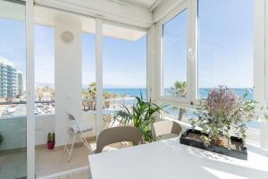 ein Esszimmer mit Blick auf das Meer in der Unterkunft MONKÓ ON THE ROCK in Torremolinos