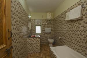 ein Badezimmer mit Toilette und Badewanne in der Unterkunft Shivalik kanyal cottage in Manali