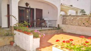 Vonkajšia záhrada v ubytovaní VACAY Villa Passatge, piscina comunitaria y aire puro! en la Costa Brava, L'Escala!