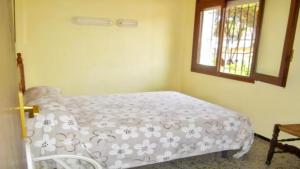 Posteľ alebo postele v izbe v ubytovaní VACAY Villa Passatge, piscina comunitaria y aire puro! en la Costa Brava, L'Escala!