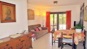 Posezení v ubytování VACAY Villa Passatge, piscina comunitaria y aire puro! en la Costa Brava, L'Escala!