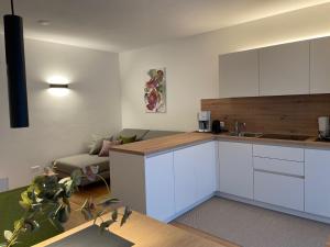A kitchen or kitchenette at Apartments Johanna