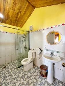 uma casa de banho com um WC e um lavatório em May Home Tà Xùa em Bắc Yên