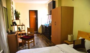 una camera con letto e scrivania di Tanani Newa Home Arnnapurna a Patan