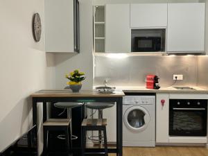 a kitchen with a counter and a washer and dryer at Le Vestige - Between Paris & DisneyLand - 5min From Train Station in Villiers-sur-Marne