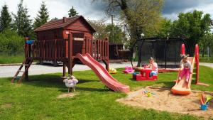 Children's play area sa Restaurace a pension Chalupa