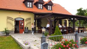 Hlásná Třebaň的住宿－Restaurace a pension Chalupa，一座有餐厅,有人坐在桌子旁的建筑