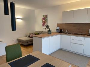 A kitchen or kitchenette at Apartments Johanna