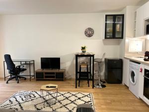 a living room with a table and a kitchen at Le Vestige - Between Paris & DisneyLand - 5min From Train Station in Villiers-sur-Marne