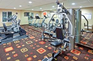 Fitness centrum a/nebo fitness zařízení v ubytování Holiday Inn Express and Suites Sumner by IHG