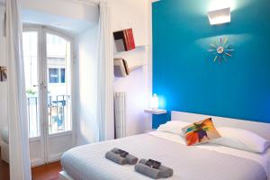 een slaapkamer met een bed met een blauwe muur bij B&B Arts And Music in Ancona