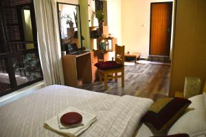 1 dormitorio con 1 cama con sombrero en Tanani Newa Home Arnnapurna, en Pātan