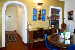 um quarto com uma mesa e uma estante de livros em B&B Arts And Music em Ancona