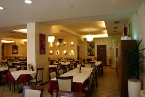 a restaurant with tables and chairs in a room at Hotel Moro Freoni in San Pietro in Cariano