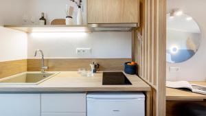 Kuchyň nebo kuchyňský kout v ubytování Aether Green Apartments + 19 fotografií