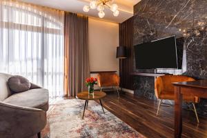 Televízia a/alebo spoločenská miestnosť v ubytovaní Hotel Galicja Superior Wellness & Spa