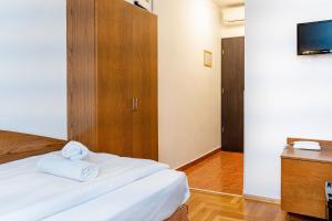 A bed or beds in a room at Hotel Metro