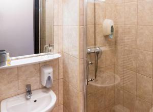 A bathroom at Hotel Metro