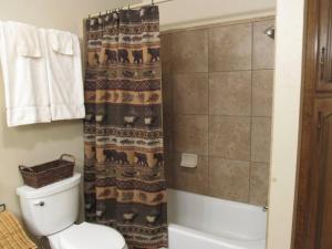 Et badeværelse på Casa Nueva #6 Townhouse With Wifi + 16 billeder