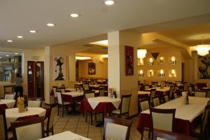 サン・ピエトロ・イン・カリアーノにあるHotel Moro Freoniのレストラン内のダイニングルーム(テーブル、椅子付)