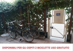 two bikes are parked in front of a gate at Appartamento Al Ponte adiacente al parco, vicino all'ospedale e centro in Trento