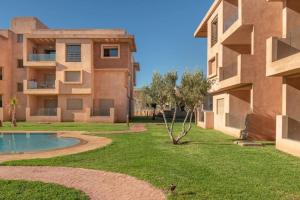ein Apartmenthaus mit einem Hof mit Pool in der Unterkunft Wonderful Apartment in the best area of ​​Marrakech in Marrakesch