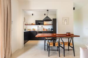 a dining room with a table and chairs and a kitchen at Casa Juliarina in Sant Josep de sa Talaia