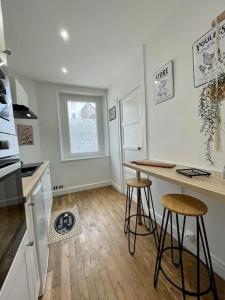 - une cuisine avec un comptoir et des tabourets dans une pièce dans l'établissement Republique garden, à Dijon