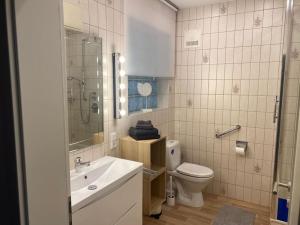 Ένα μπάνιο στο Ferienwohnung Seebrise Bostalsee