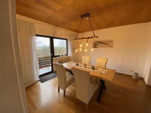 a dining room with a wooden table and chairs at Ferienwohnung Seebrise Bostalsee in Neunkirchen