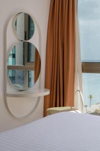um quarto com uma cama branca e um espelho em Plus Fariones Habitat em Arrecife