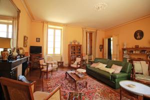 een woonkamer met een groene bank en een tafel bij Masbareau, Demeure de Charme, B&B in Royères-Saint-Léonard