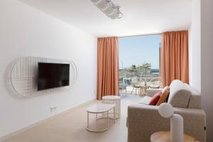 uma sala de estar com um sofá e uma televisão em Plus Fariones Habitat em Arrecife