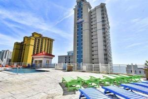 Piscina di Breathtaking 2BR Condo w Floor-to-Ceiling Windows Overlooking Ocean o nelle vicinanze