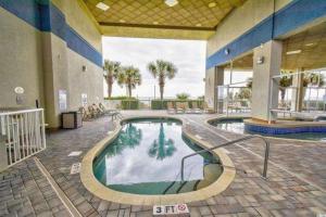 Piscina di Breathtaking 2BR Condo w Floor-to-Ceiling Windows Overlooking Ocean o nelle vicinanze