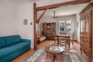salon z niebieską kanapą i stołem w obiekcie Maison a 300 m du port du Croisic! w mieście Le Croisic